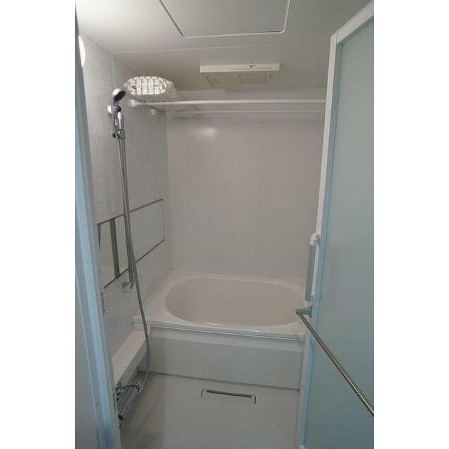 浴室乾燥暖房機設置、シャワーはスライドバーを採用しており高さの調整が可能です。