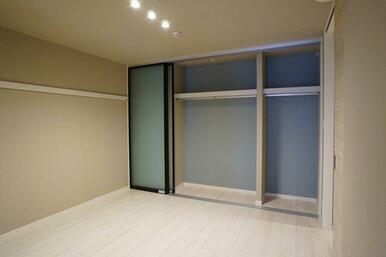 収納はハンガーパイプが３つに分かれているので分けてご利用頂けます。