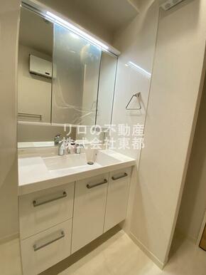 ワイドな鏡を備えた洗面化粧台。収納も豊富です♪
