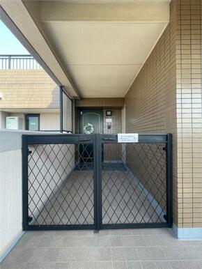 専用ポーチ付きの玄関は、プライバシーを守り、ゆとりの空間を演出します。防犯性も考慮された設計で、安心