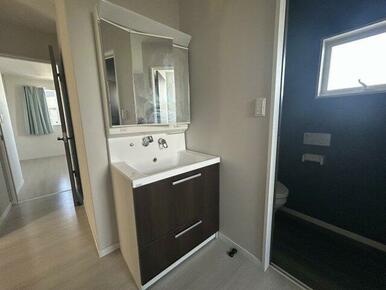 2階にも独立洗面台があります。