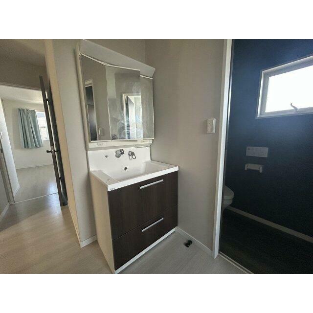 2階にも独立洗面台があります。