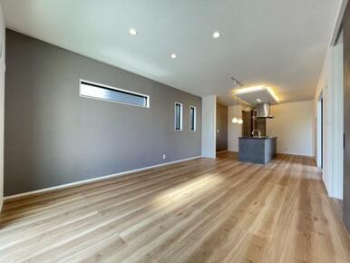 高い位置にある窓はしっかり明るさを取り入れながらも、プライバシーを守ります。