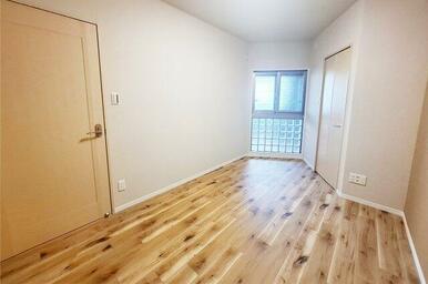 洋室2：ウォークインクローゼット付きで整理整頓しやすいお部屋です。