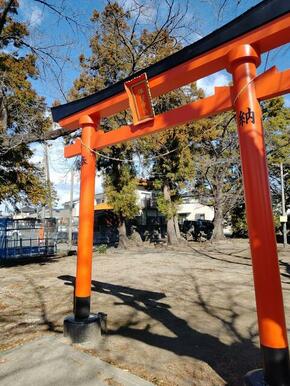 お隣は諏訪神社