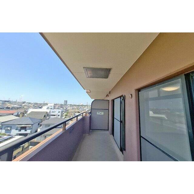 バルコニーは南西向きで日当り良好です。