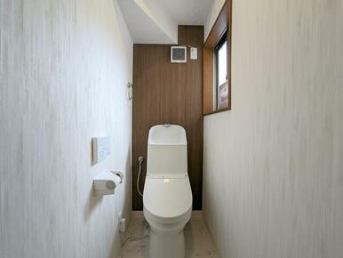 【リフォーム済】トイレは温水洗浄便座です。寒い冬には便座が暖かくなるのも喜ばれます。