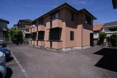 積水ハウス施工の２階建て賃貸住宅シャーメゾン！各世帯にバルコニーとシャッター雨戸有。敷地内駐車場有…