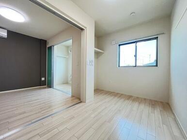 洋室4.2帖はリビング横のお部屋です☆扉を開けて開放的にもお使いいただけます♪
