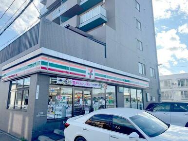 セブンイレブン　札幌新琴似７条店／徒歩４分