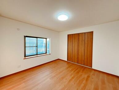 「2階南東側洋室」収納がございます。