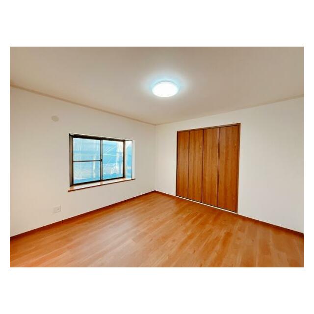 「2階南東側洋室」収納がございます。