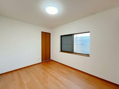 「2階北東側洋室」収納が2か所ございます。