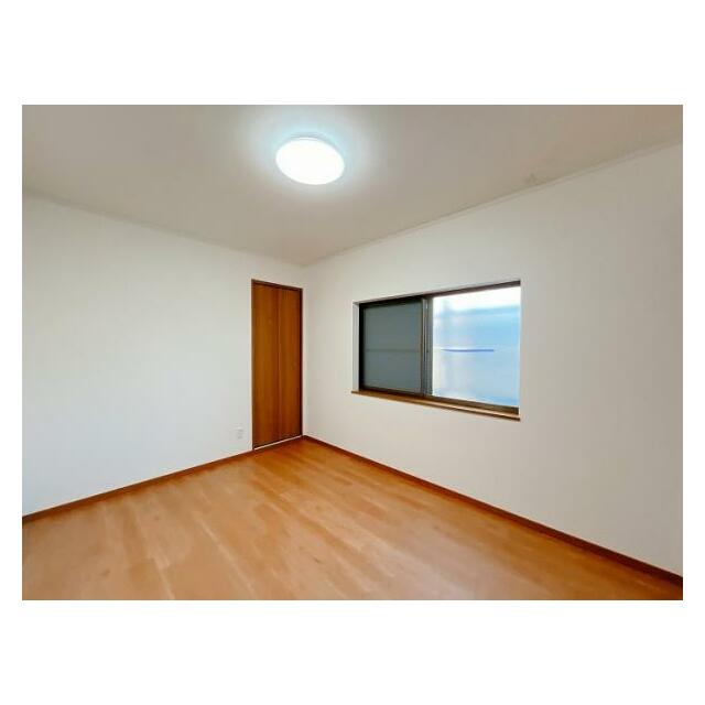 「2階北東側洋室」収納が2か所ございます。