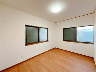 「2階北西側洋室」窓が2面あり日当たり良好です。