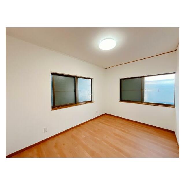 「2階北西側洋室」窓が2面あり日当たり良好です。