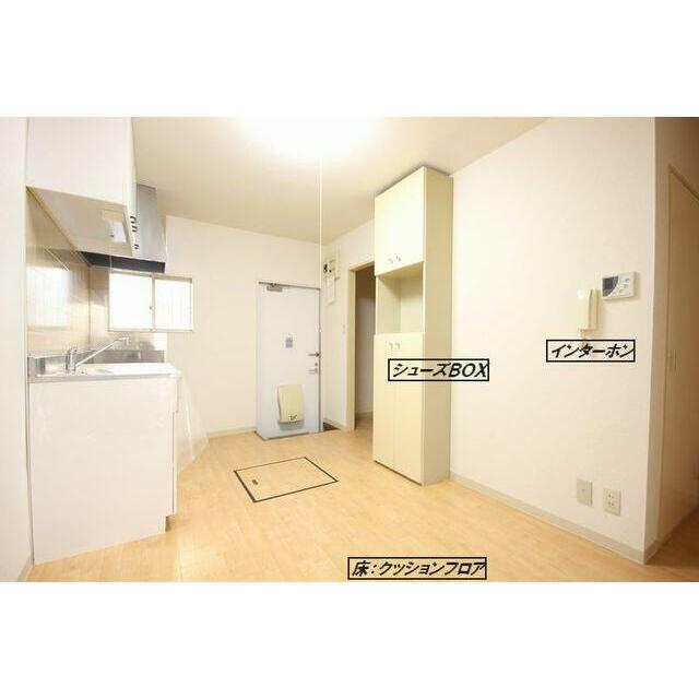【ＤＫ】全ての部屋と繋がっており、また、玄関もこちらについております！！シューズＢＯＸや、床下収納…