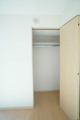 ハンガーパイプのある収納♪