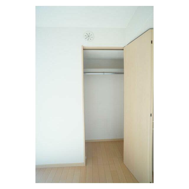 ハンガーパイプのある収納♪