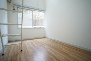 フローリング調の清潔感あるお部屋☆