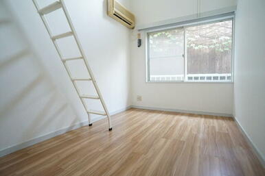 採光性の良い大きな窓で気持ちの良い室内です☆