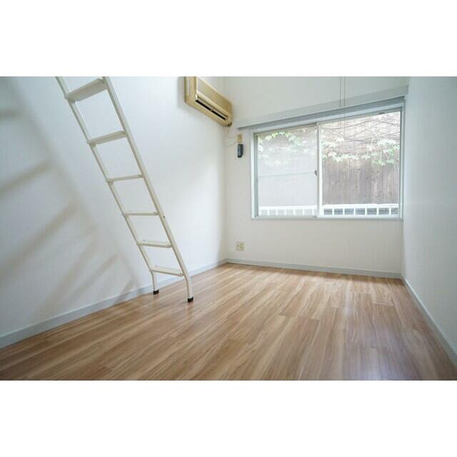 採光性の良い大きな窓で気持ちの良い室内です☆