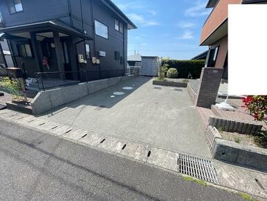 駐車場　並列2台と後ろに1台計3台駐車可能