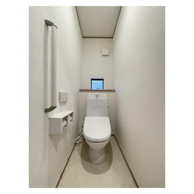 採光窓は臭い対策にもなって清潔な空間を保てます♪立ち上がりをサポートしてくれる手すりも完備！