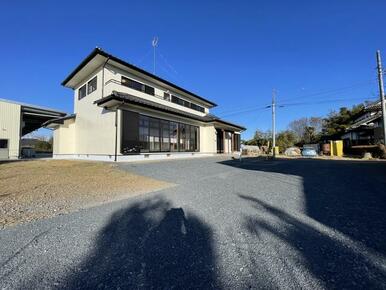 約１２０坪の広い土地です。　ＢＢＱを楽しんだり子供を遊ばせたり、自分好みに楽しめますね♪