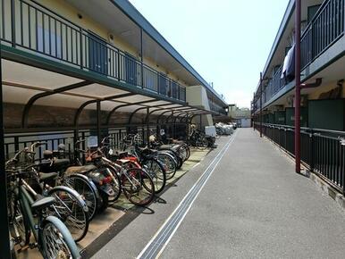 バイクも駐輪できる屋根付きです♪