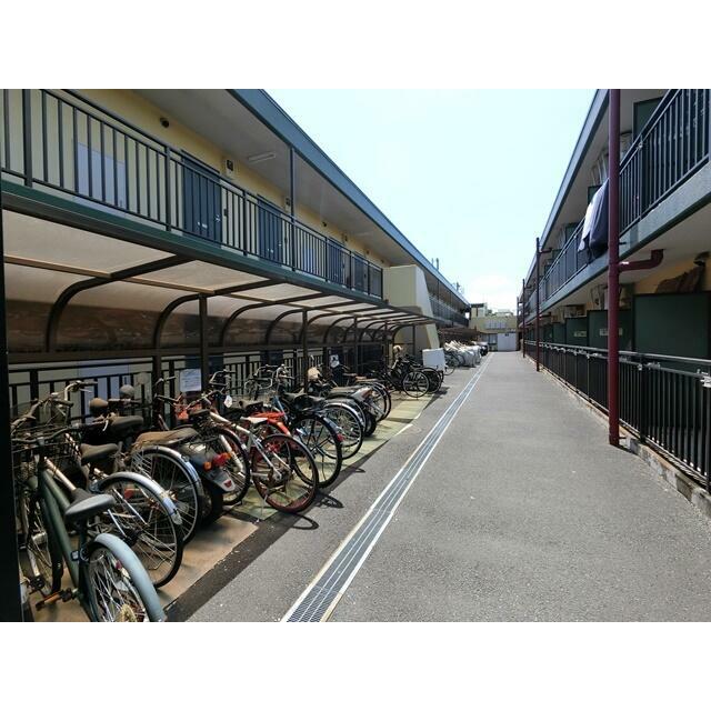 バイクも駐輪できる屋根付きです♪