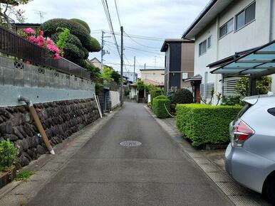 北東側道路：北西側より南東側