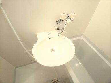 鏡を備え　準備のしやすい洗面台