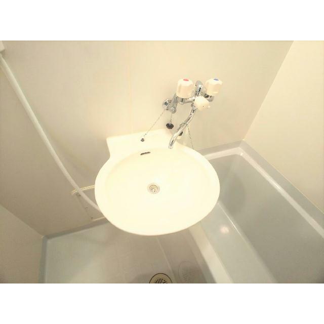 鏡を備え　準備のしやすい洗面台