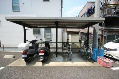 敷地内には駐車場の他、屋根付駐輪場や専用ゴミ置場を配置