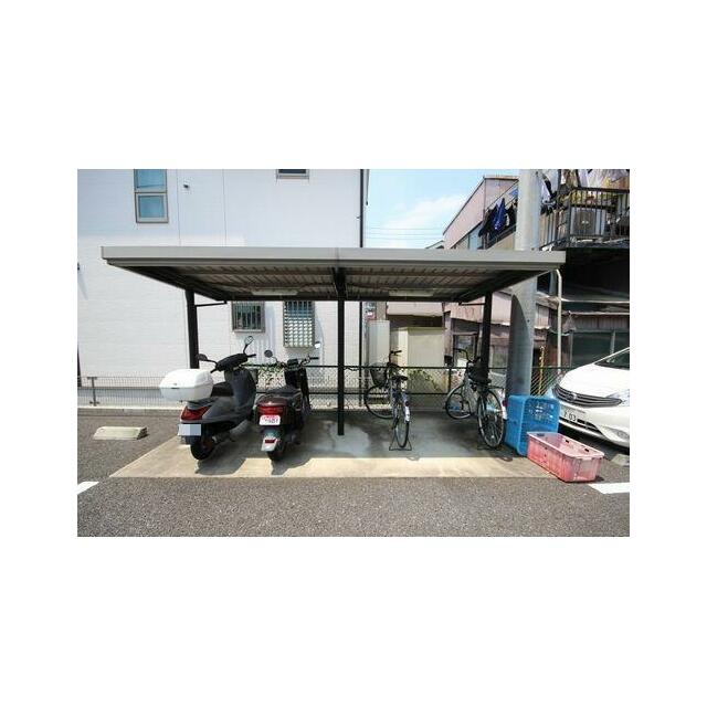 敷地内には駐車場の他、屋根付駐輪場や専用ゴミ置場を配置