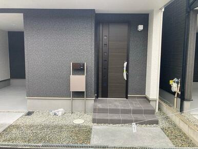 開ければ広がる、閉じれば落ち着く玄関（3号棟）