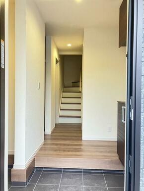 家族やゲストの笑顔が浮かんできそうな玄関（3号棟）