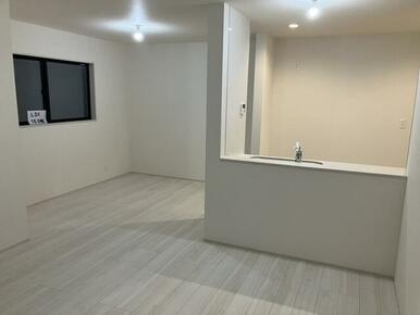 リビングはお気に入りのソファやクッションでくつろげる空間に（3号棟）