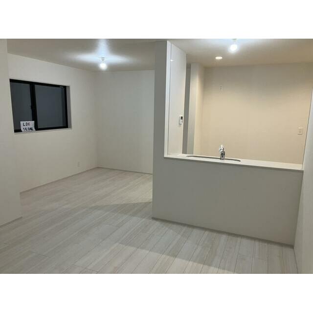 リビングはお気に入りのソファやクッションでくつろげる空間に（3号棟）