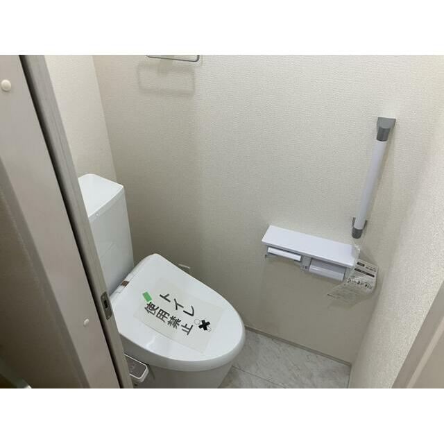 体調不良時や将来のことを考えれば手すり付きはとっても便利（3号棟）