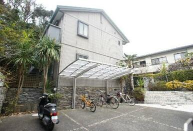 屋根付き自転車置き場付き・敷地内駐車場がございます。※空き確認要