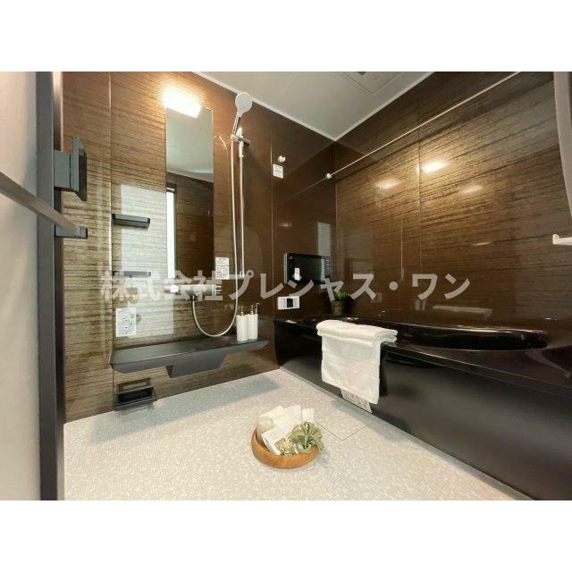 上品な色合いが魅力のバスルームは、ほっと落ち着く空間を作り出しています。広々とした浴槽で体を癒やし