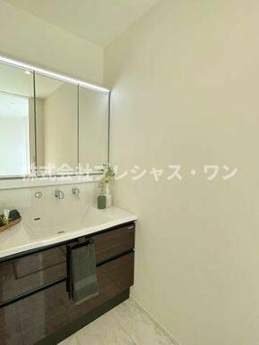 鏡の前に立つと自然と口角が上がるようなナチュラルながらも上品なデザイン。身だしなみのチェックはもち