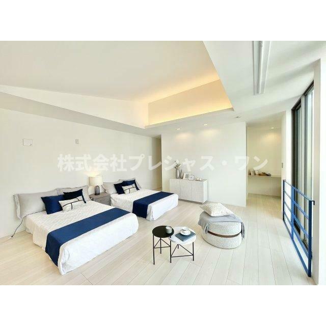 広々とした主寝室には人気のウォークインクローゼットが備え付けられております♪収納が広々としているとイ