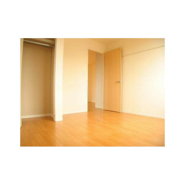 【洋室(3)】５．１帖の洋室です。北側ですが、２面採光で明るいお部屋です。クローゼットもご用意して…