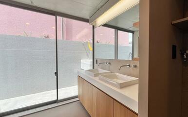 開放感のある洗面所。ガラス戸の向こうも専有スペースとなります。