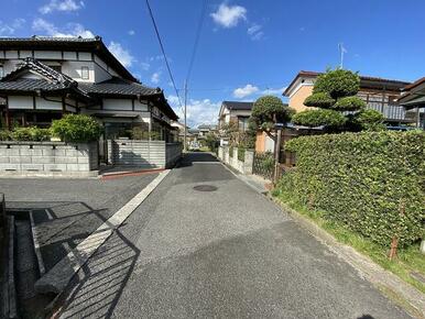 西側接道道路と周囲の街並み