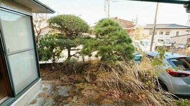 大きな掃き出し窓から庭の緑を望む和室。畳の上で日向ぼっこを愉しめる、陽だまりの空間です。