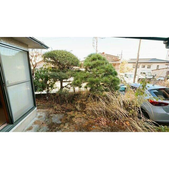 大きな掃き出し窓から庭の緑を望む和室。畳の上で日向ぼっこを愉しめる、陽だまりの空間です。